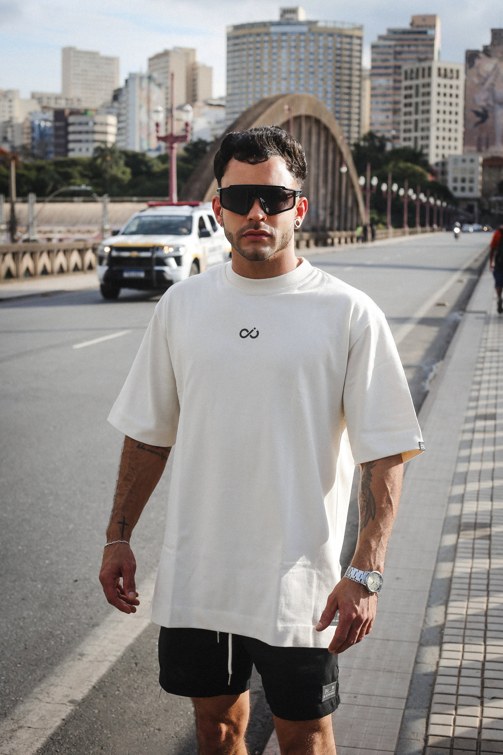 Camisa Infinity Oversized bege Básica