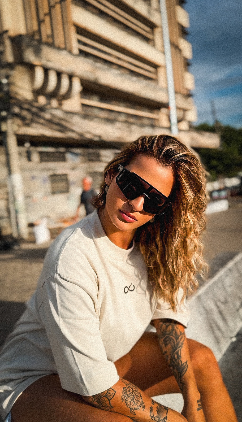 Camisa Infinity Oversized bege Básica